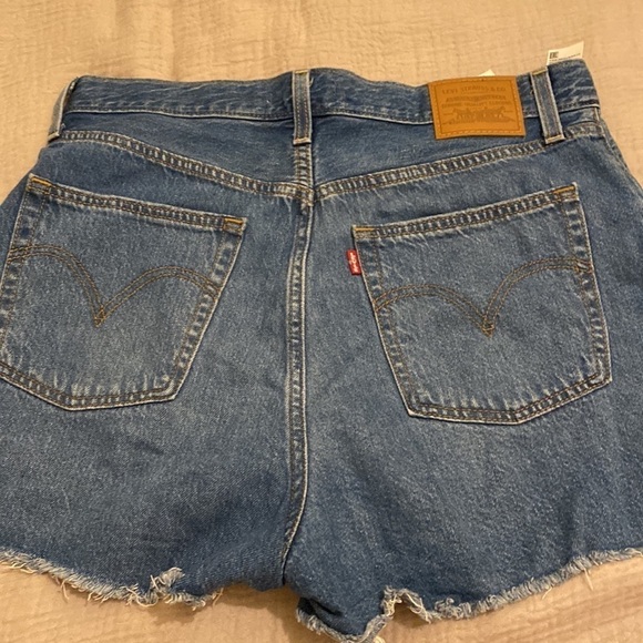 Levis Ribcage Shorts - Picture 15 of 15
